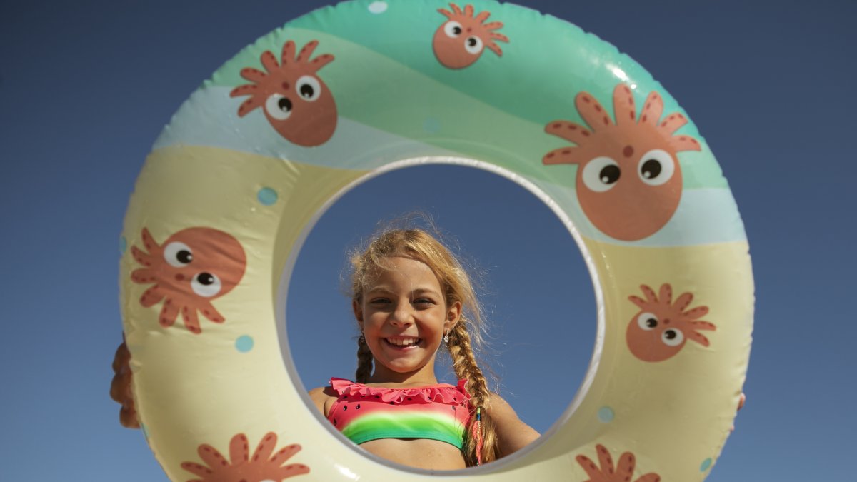 Una niña se divierte en un parque acuático de Texas