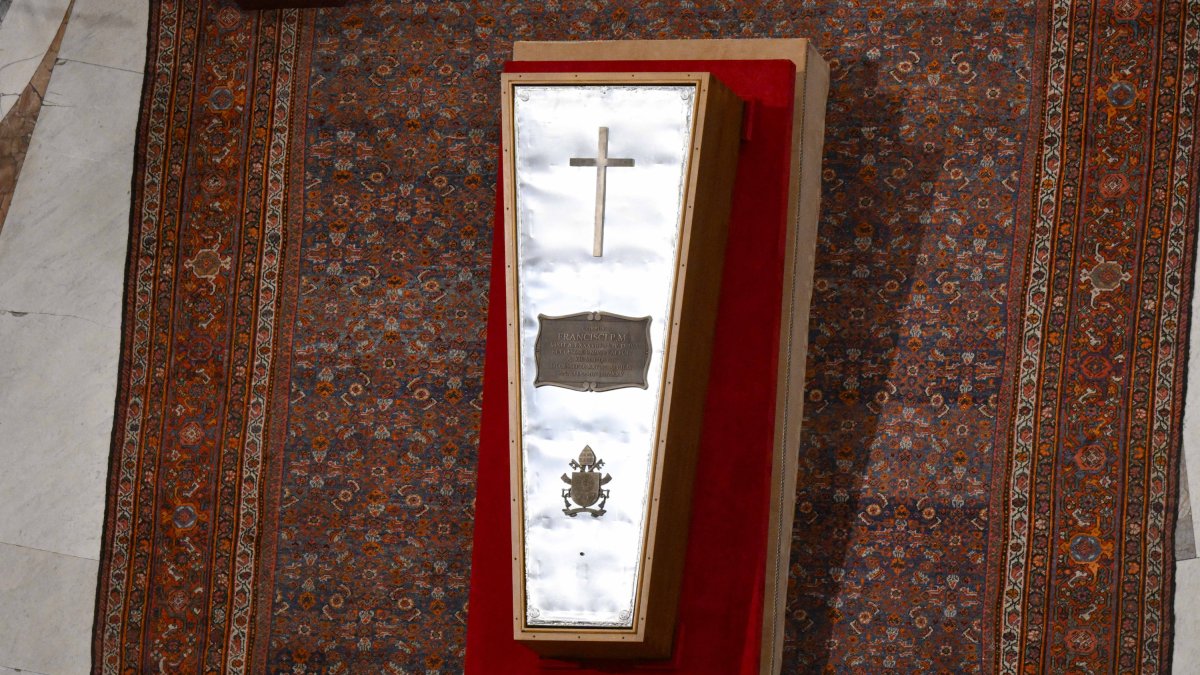 Closing of Pope Francis' coffin.