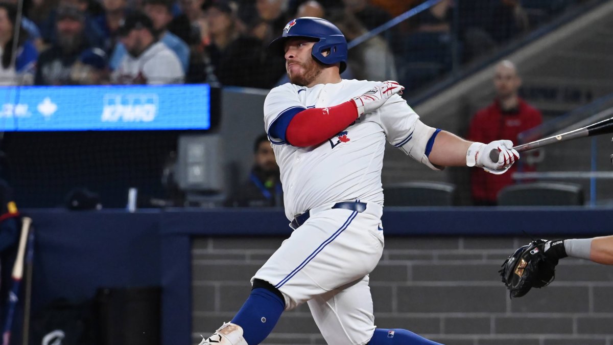 Alejandro Kirk bateando