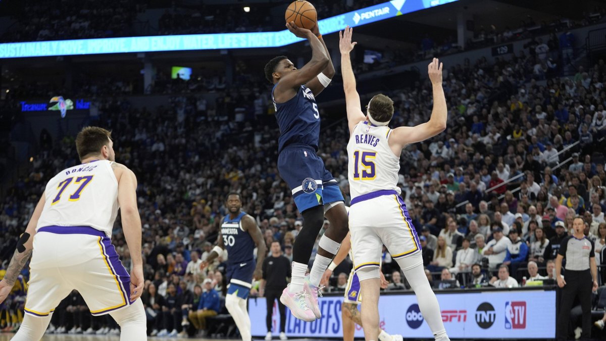 Anthony Edwards, la figura del partido, anotando ante Austin Reaves