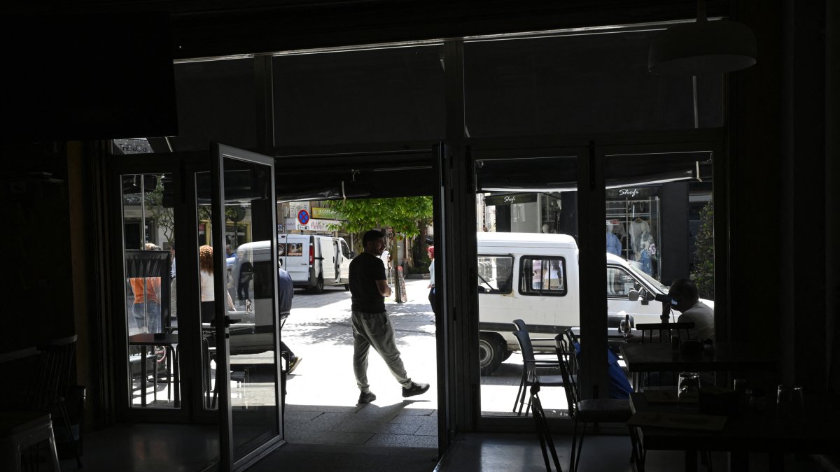 Un bar a oscuras en Vigo, España