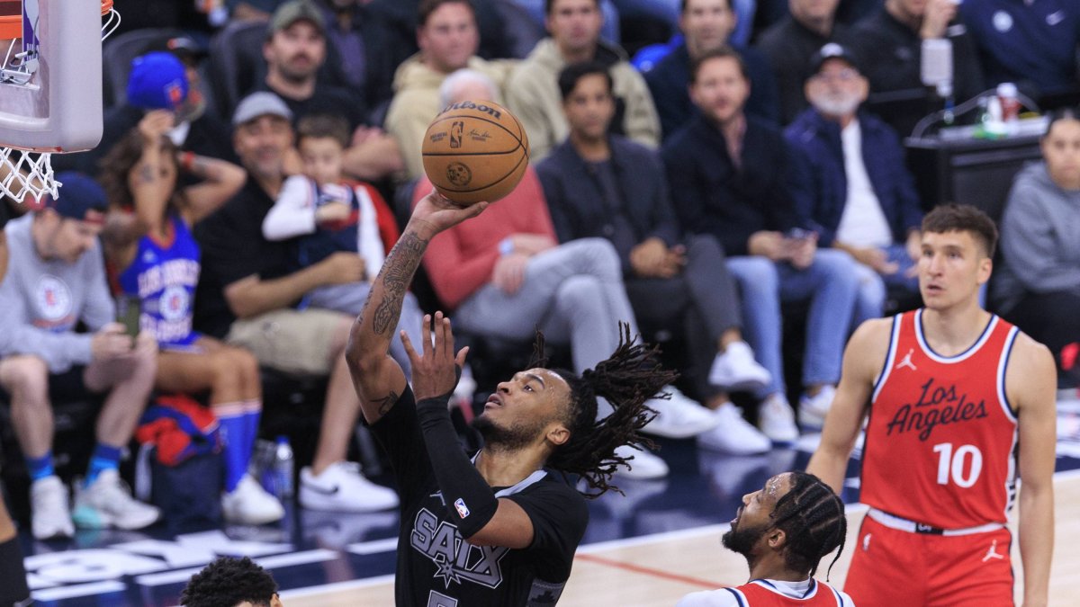 Castle (5) entra a canasta en un partido ante los Clippers