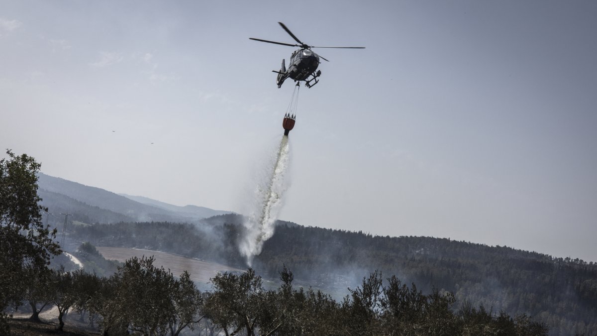 Un helicóptero israelí extingue un incendio
