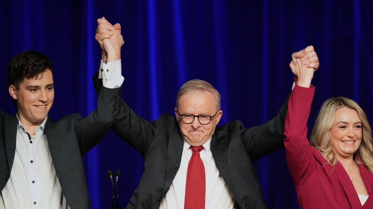 El primer ministro de Australia celebra el triunfo con su esposa e hijo