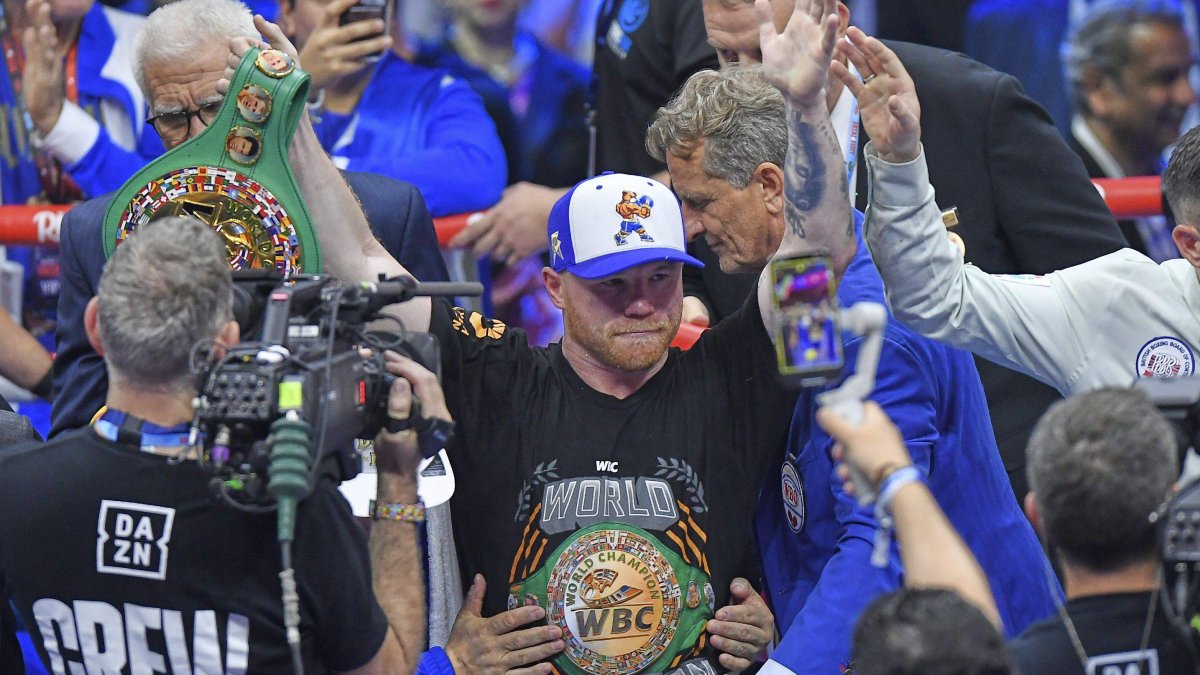 Canelo Álvarez celebrates after defeating William Scull.