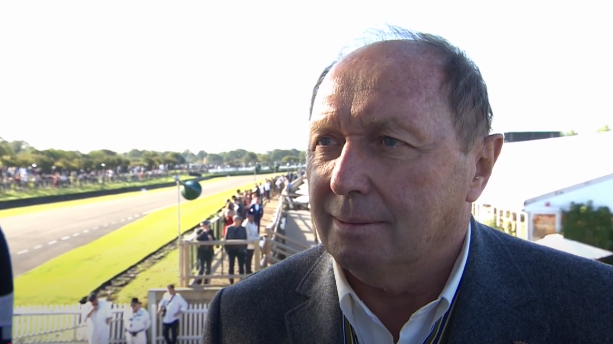 Jochen Mass durante una entrevista 