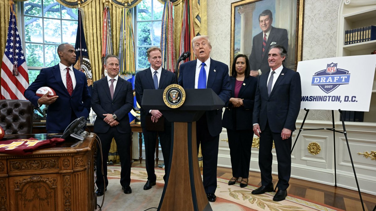 Trump, con el comisionado de la NFL, Roger Goodell