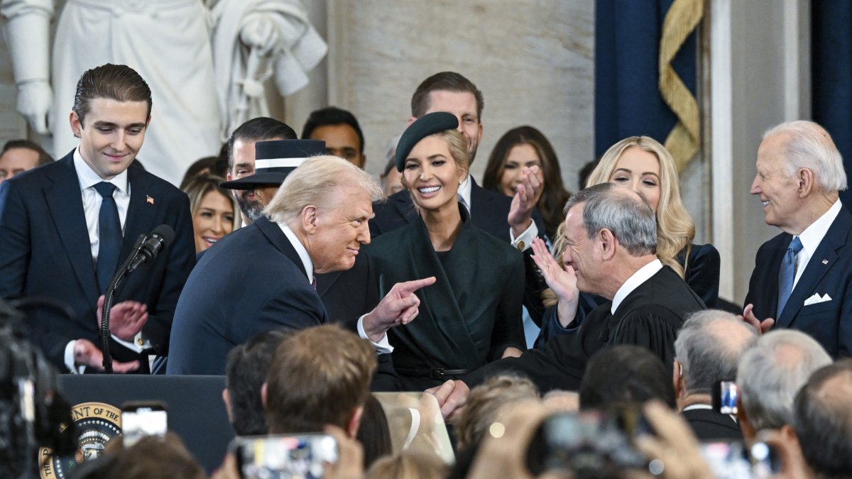 Donald Trump señala al presidente del Supremo, John Roberts