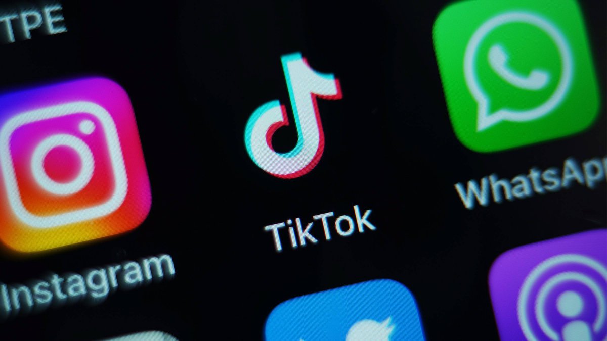 La app de TikTok en la pantalla de un teléfono