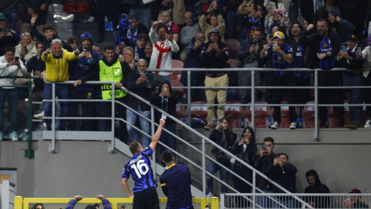 Davide Frattesi, the 'neroazurro' hero celebrating in front of the fans