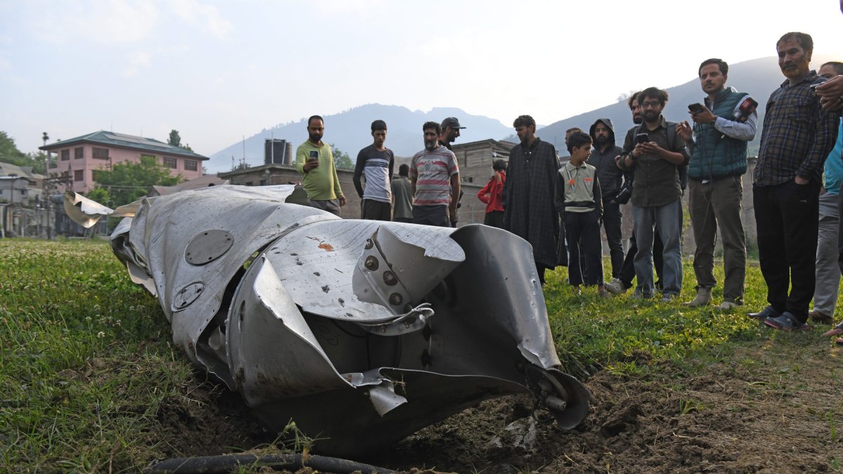 Restos de avión de combate indio en Cachemira