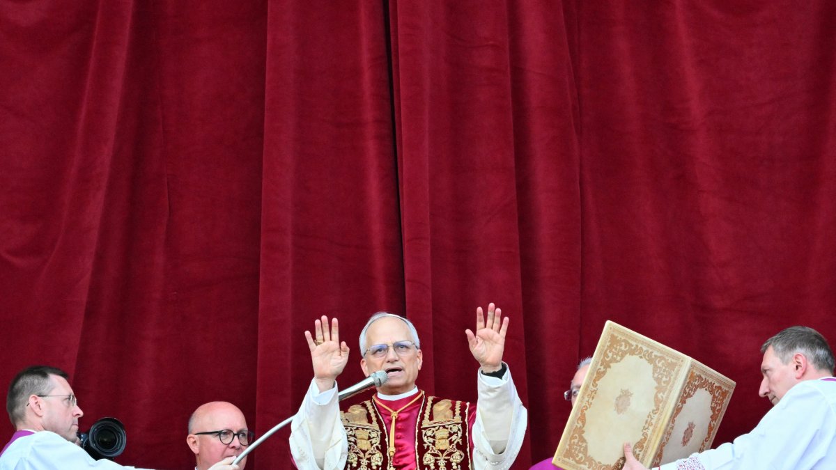 León XIV se dirige a la multitud reunida en la Plaza de San Pedro