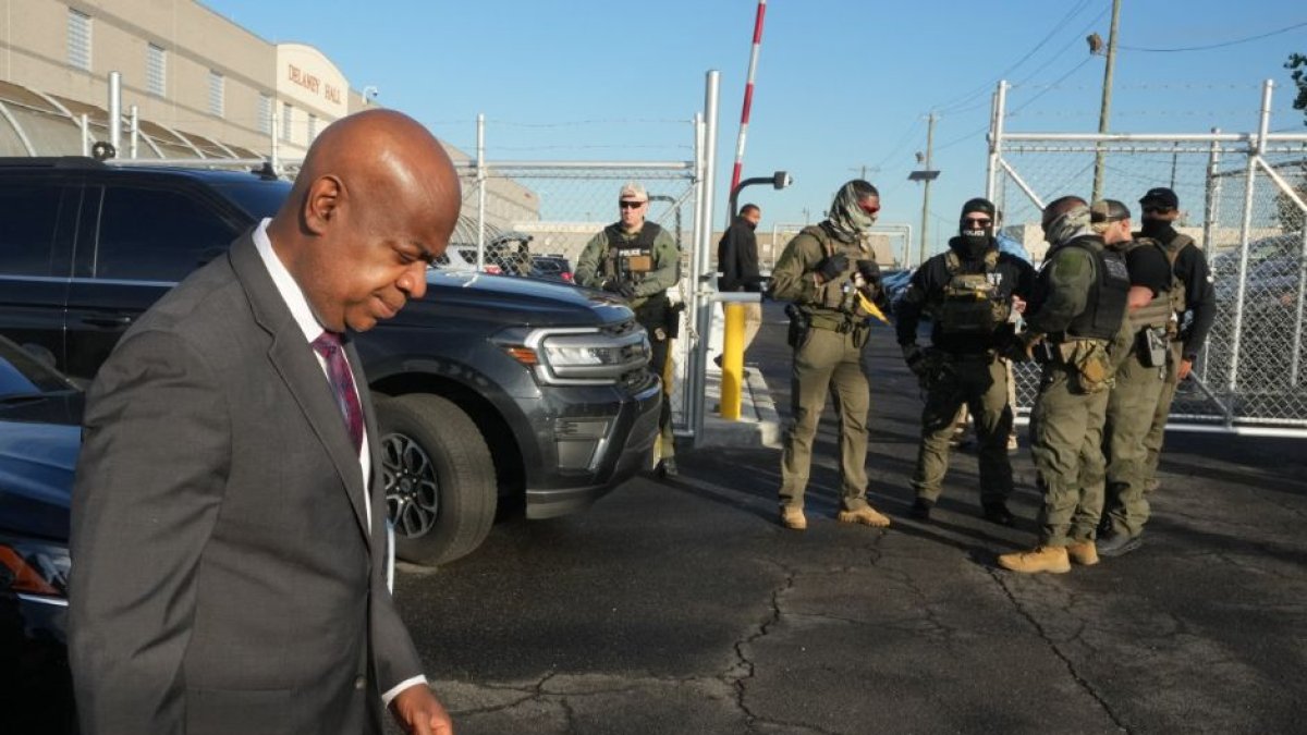 El alcalde de Newark, Ras Baraka pasa junto a agentes del ICE
