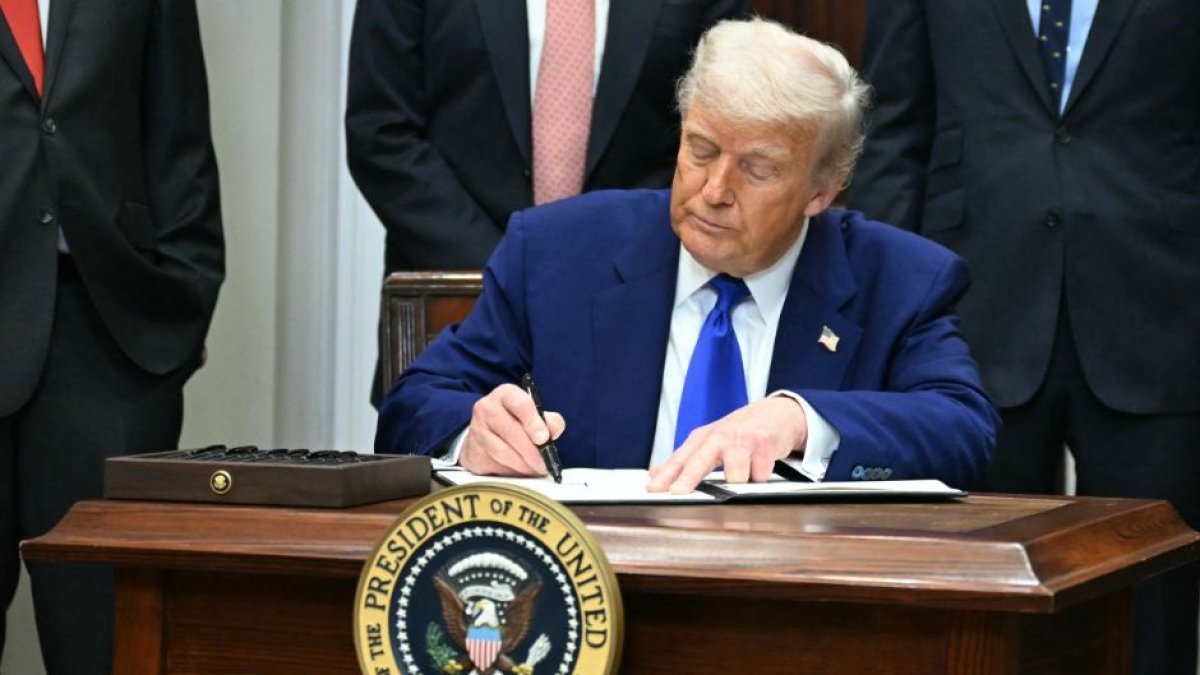 Donald Trump firmando una orden ejecutiva