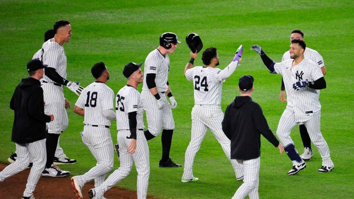 Los jugadores de los Yankees celebran el triunfo