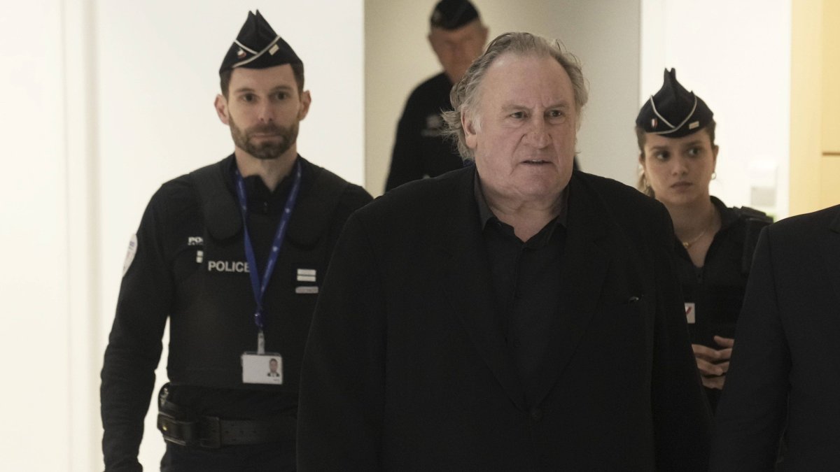 Gérard Depardieu, escoltado por varios agentes de policía