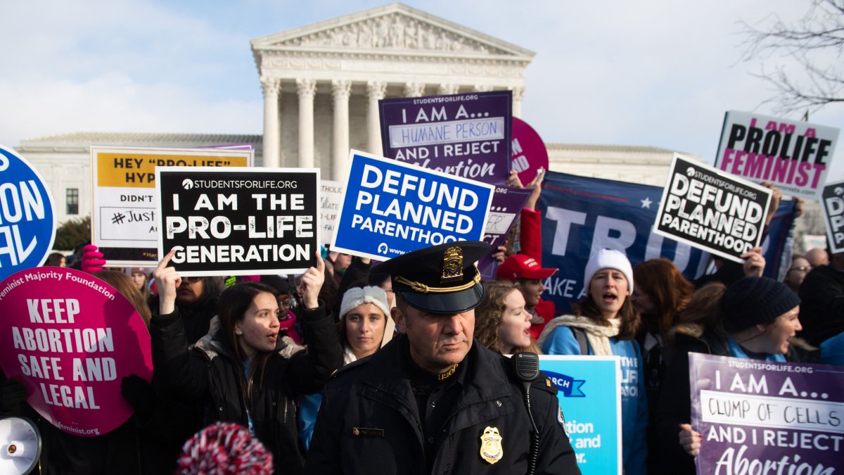 Manifestantes provida piden desfinanciar a Planned Parenthood frente al Supremo