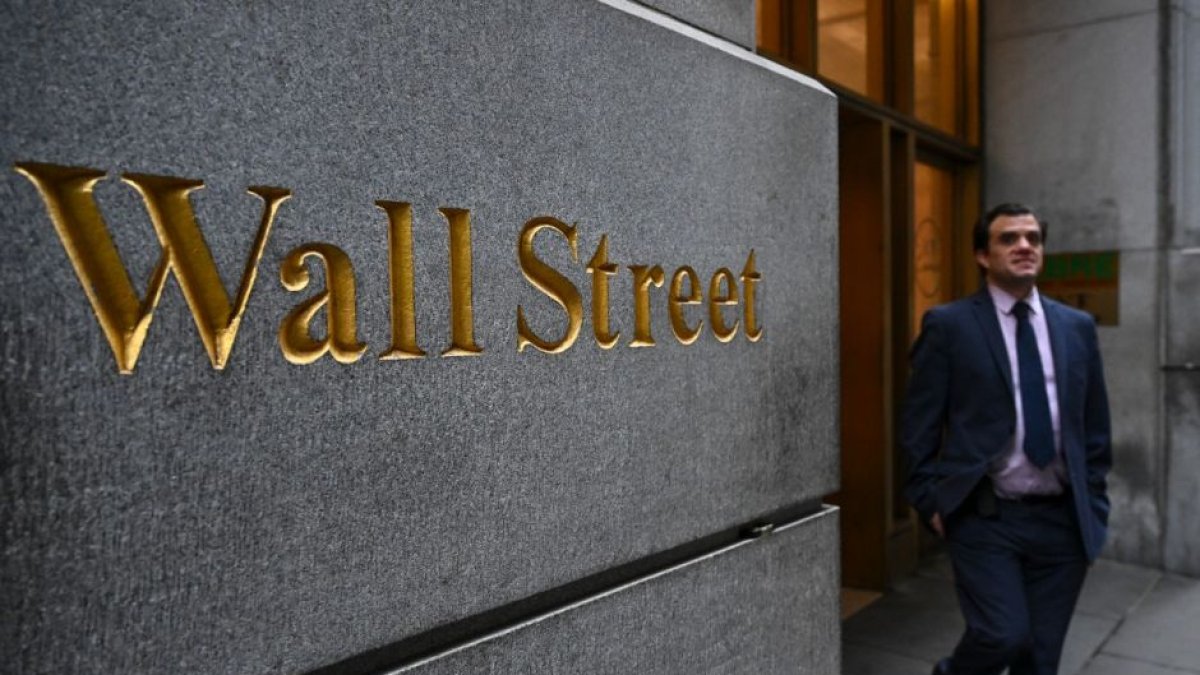 Una persona camina cerca de la Bolsa de Valores de Nueva York