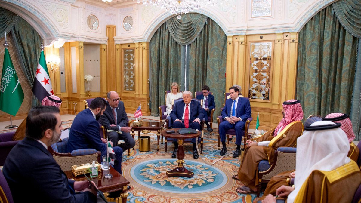 Reunión de Donald Trump con Ahmed al Sharaa en Arabia Saudí