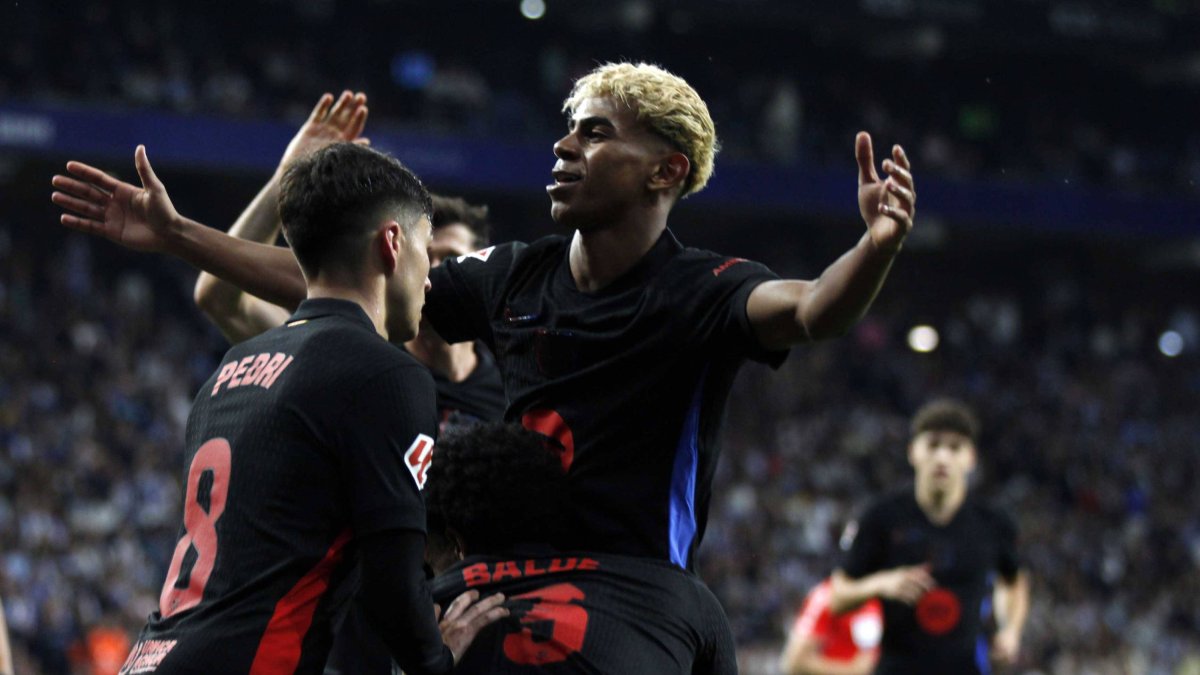 Lamine Yamal y otros jugadores del FC Barcelona celebran el título