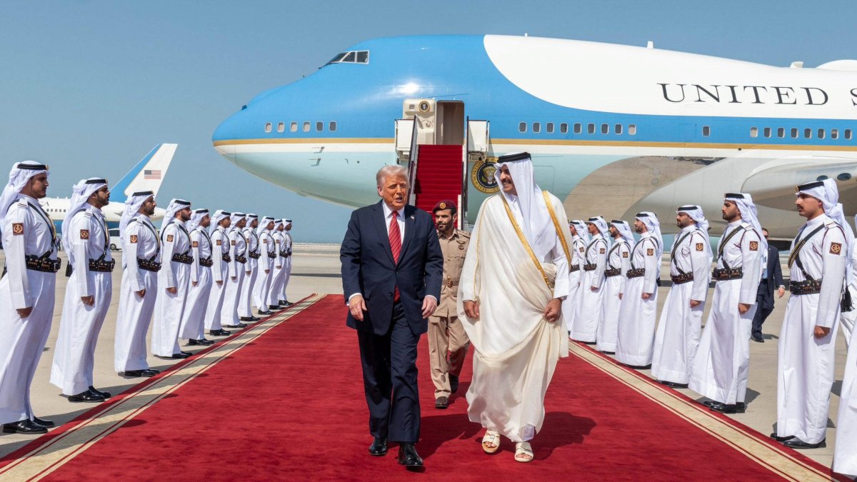 The Emir of Qatar welcomes US President Donald Trump