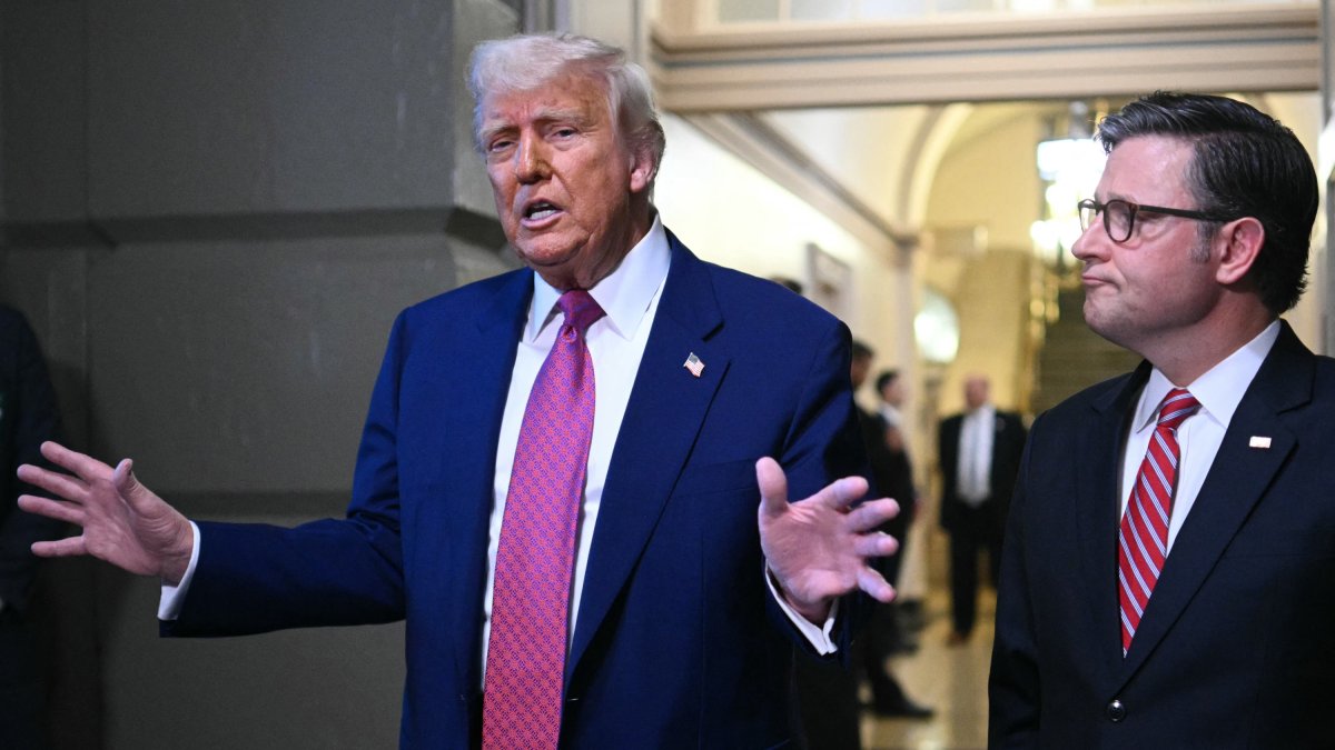 Donald Trump y Mike Johnson tras una reunión con congresistas del GOP