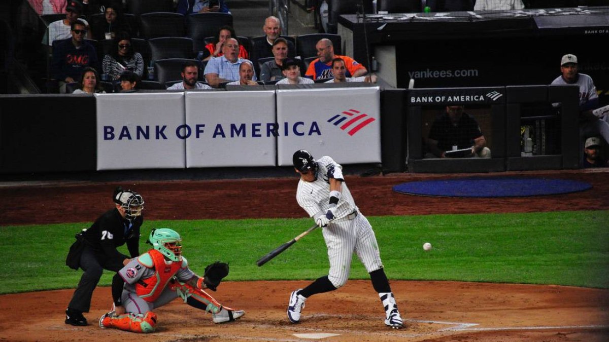 Aaron Judge da un batazo en el campo