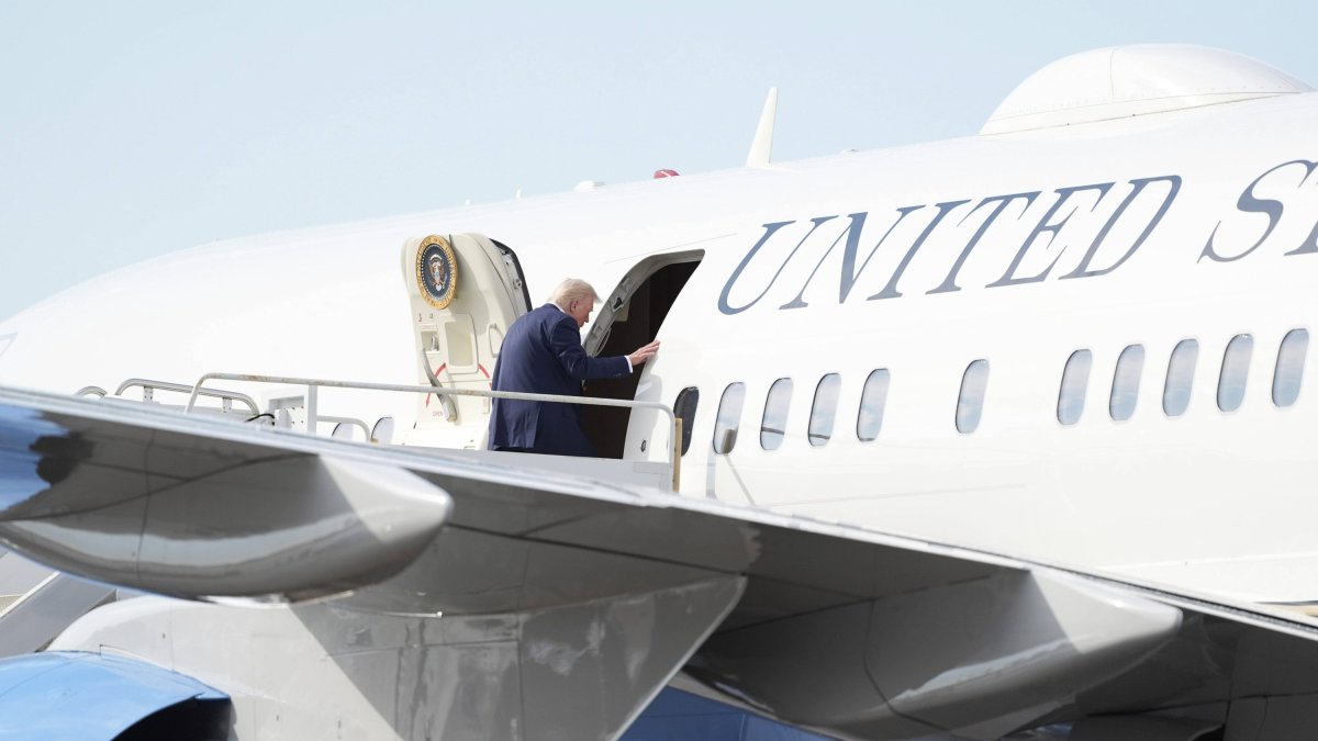 Trump entra en el Air Force One para realizar un viaje oficial