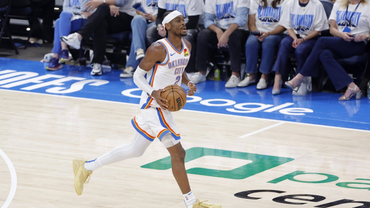 Shai Gilgeous-Alexander (2) regatea contra los Milwaukee Bucks