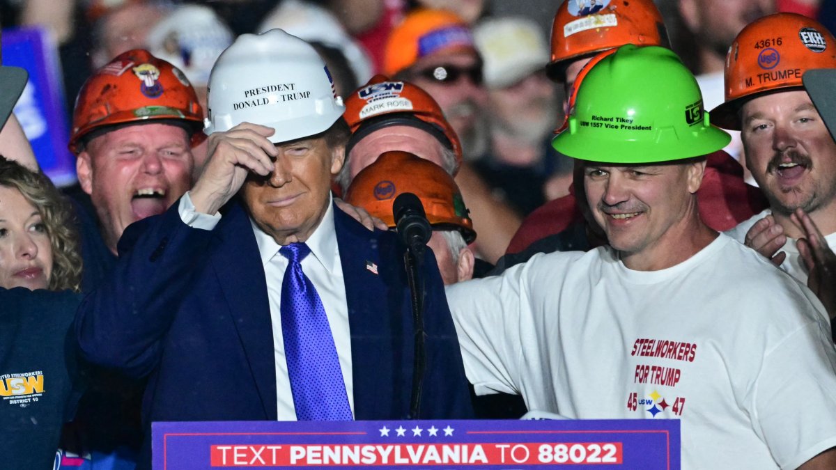 Trump con trabajadores del acero en Pensilvania/ Jim Watson
