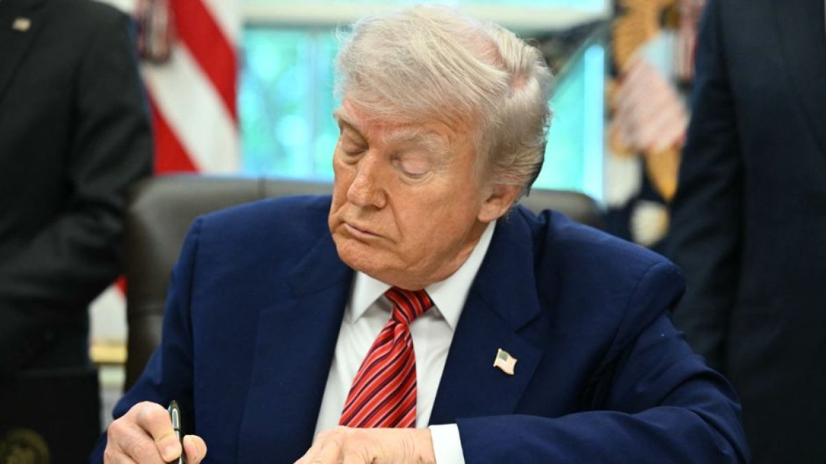 Donald Trump, firmando órdenes ejecutivas