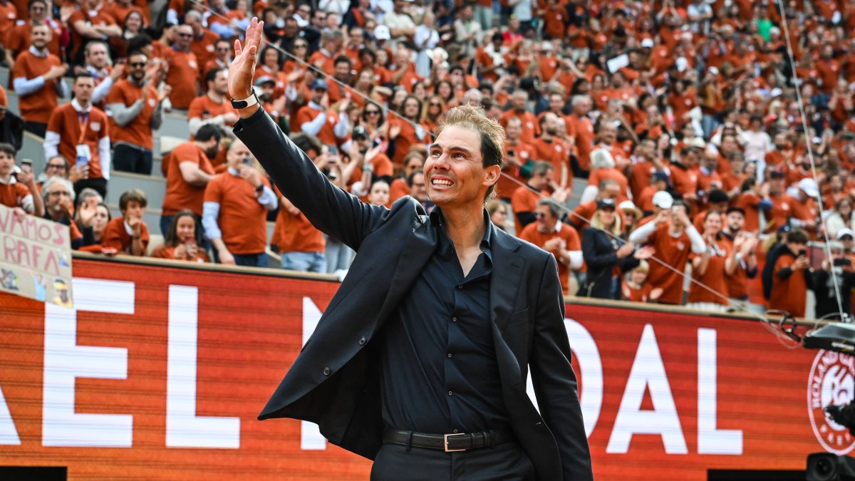 Rafa Nadal saluda al público de Roland Garros durante su homenaje