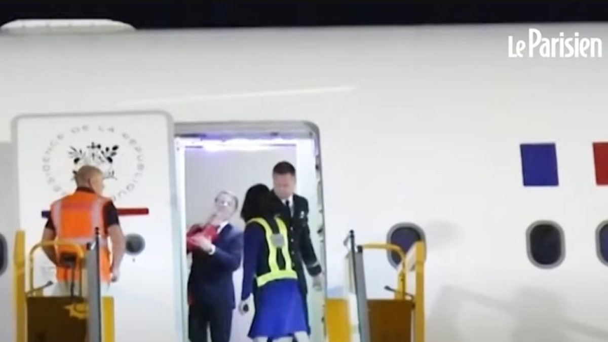 Macron is punched by Brigitte on arrival in Vietnam.