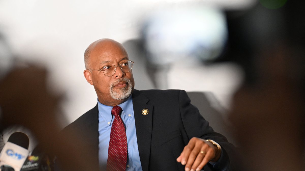 Glenn Ivey da una conferencia de prensa para compartir detalles de su viaje a San Salvador