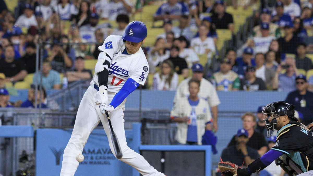 Shohei Ohtani batea en un juego de los Dodgers de Los Angeles