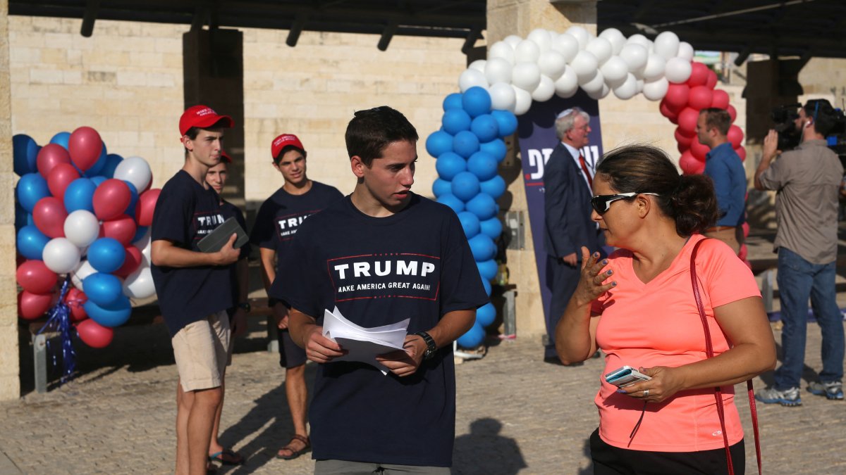 Un joven con una camiseta de campaña de Donald Trump