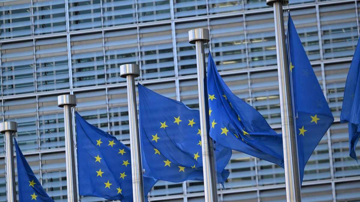 Banderas europeas frente a la sede de la UE en Bruselas.