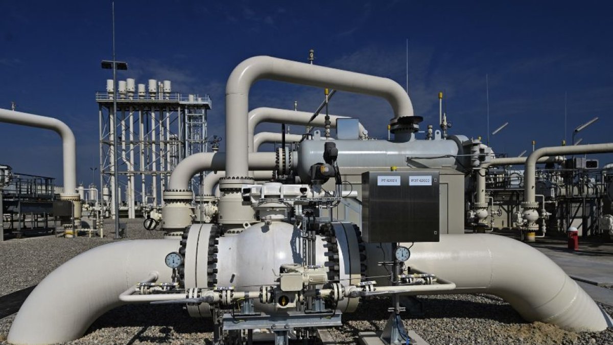 Reference image of a gas pipeline system.