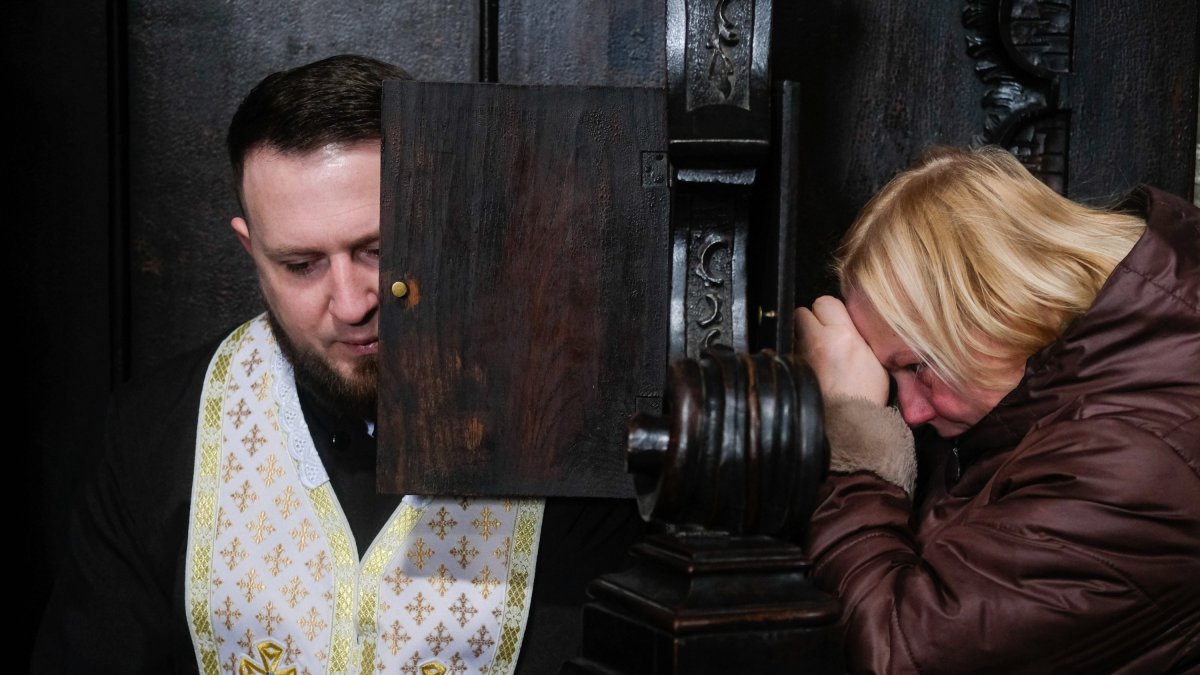 Un sacerdote, durante una confesión