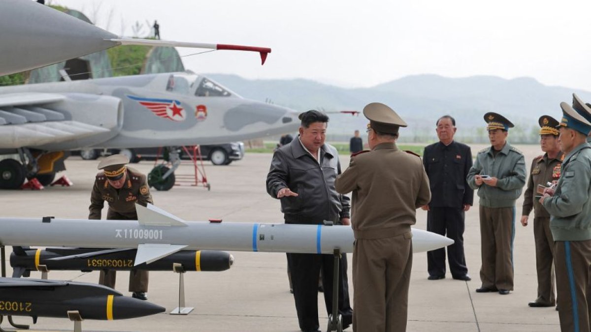 Kim Jong Un junto a armamento aéreo