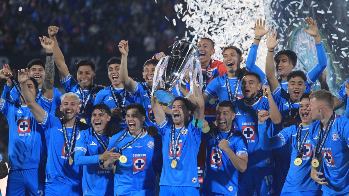 Los jugadores del Cruz Azul de México celebran su victoria en la Concacaf