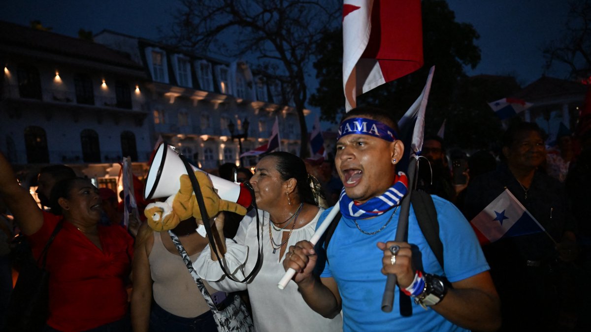 Panameños protestan por reformas del gobierno