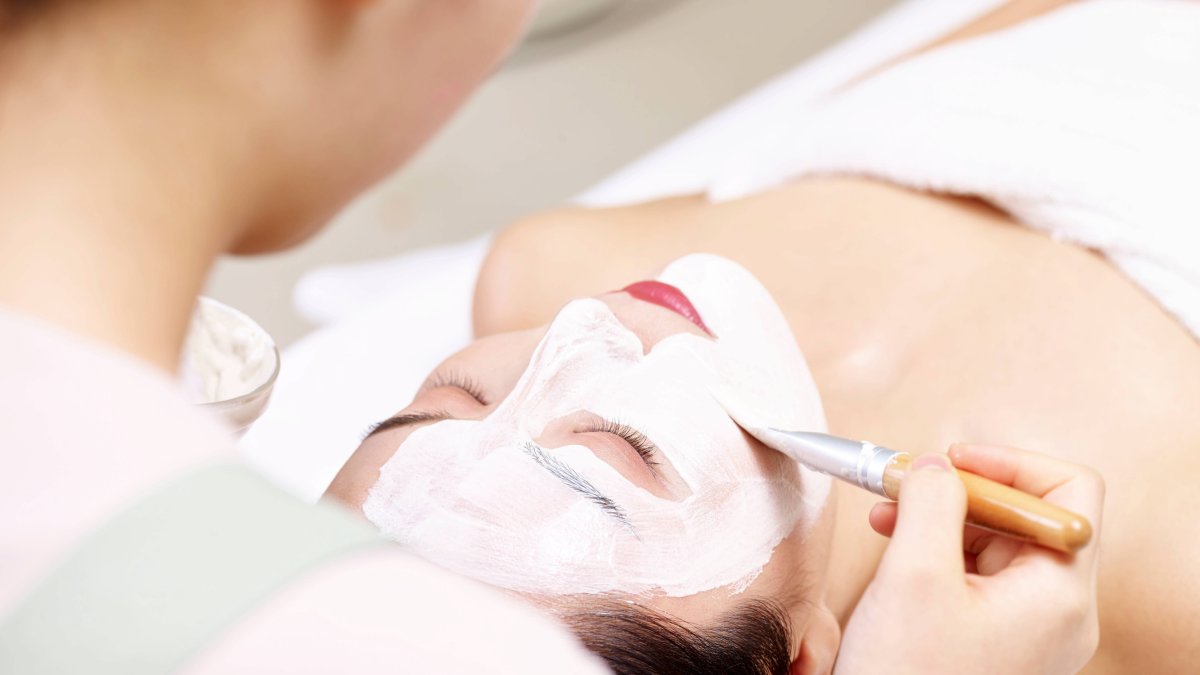 Una mujer se trata en un spa coreano