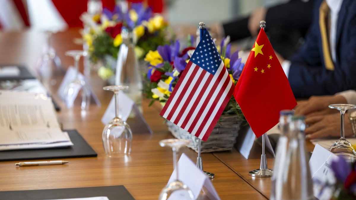 Banderas de China y EEUU antes de la reunión en Ginebra