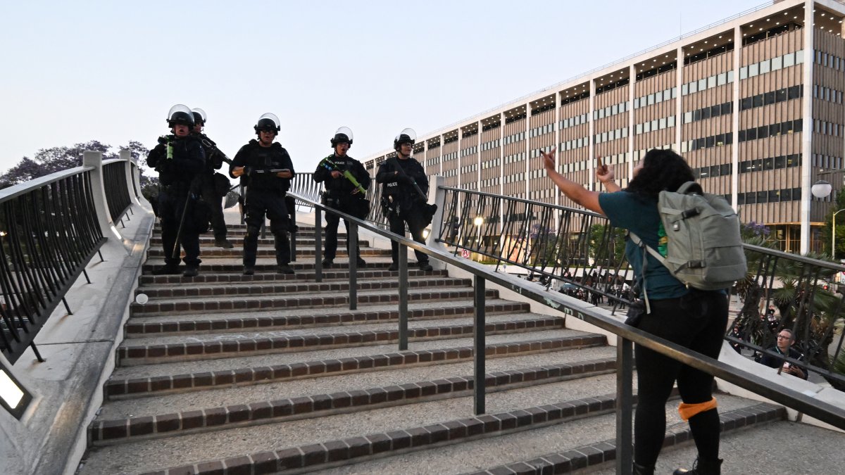 Una manifestante se dirige con insultos a agentes del orden en L. A.