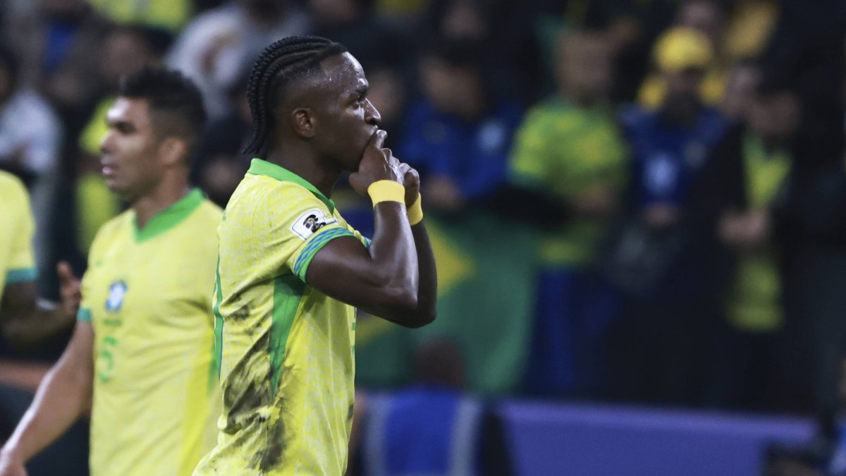 Vinícius Júnior celebrates his goal against Paraguay.