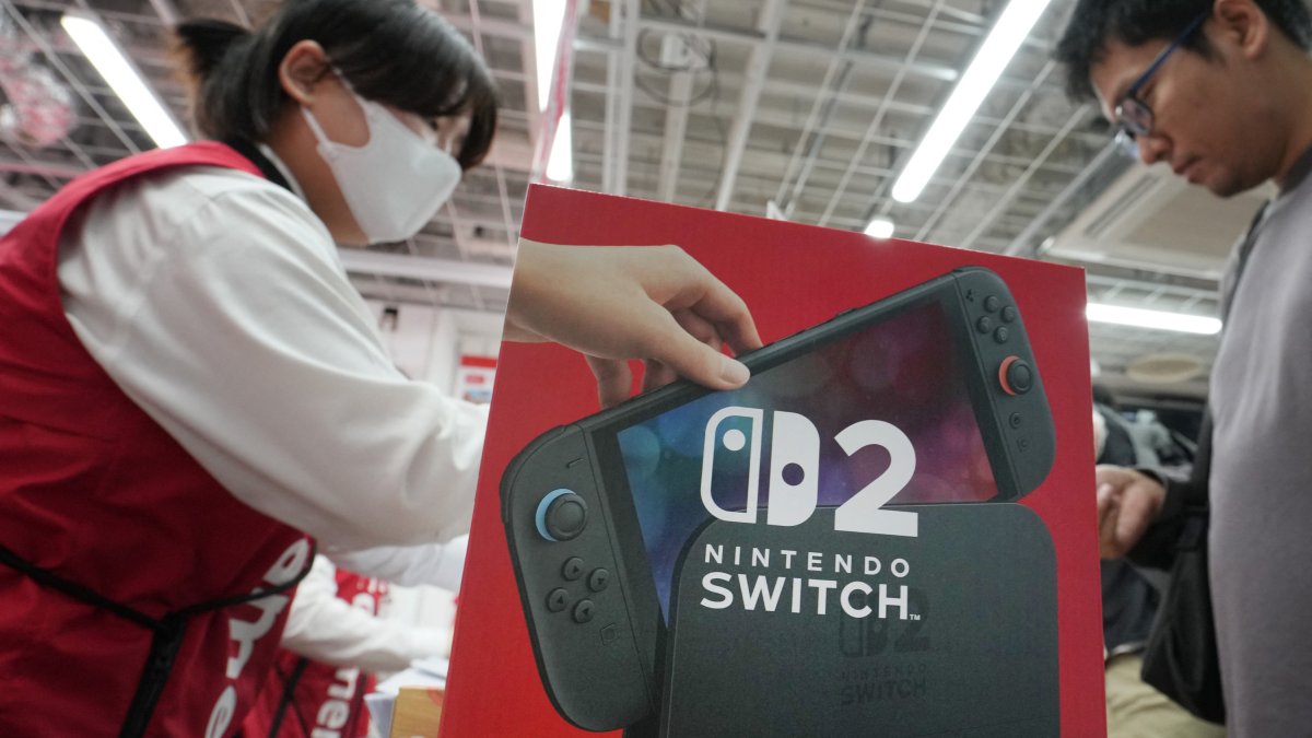 Un cliente adquiere una Nintendo Switch 2 en una tienda de Japón