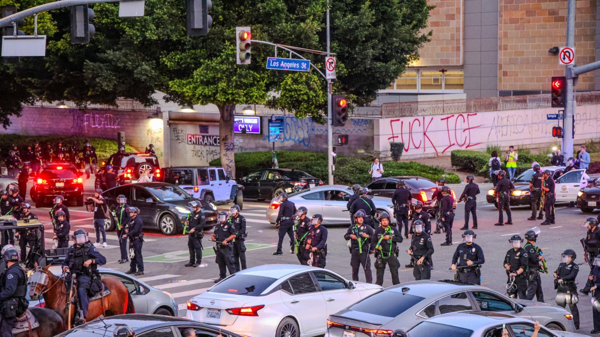 La Policía vigila las marchas de protesta en Los Ángeles