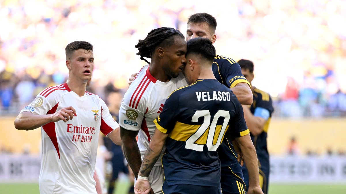 Alan Velasco, de Boca, se enfranta al jugador de Benfica Renato Sanches