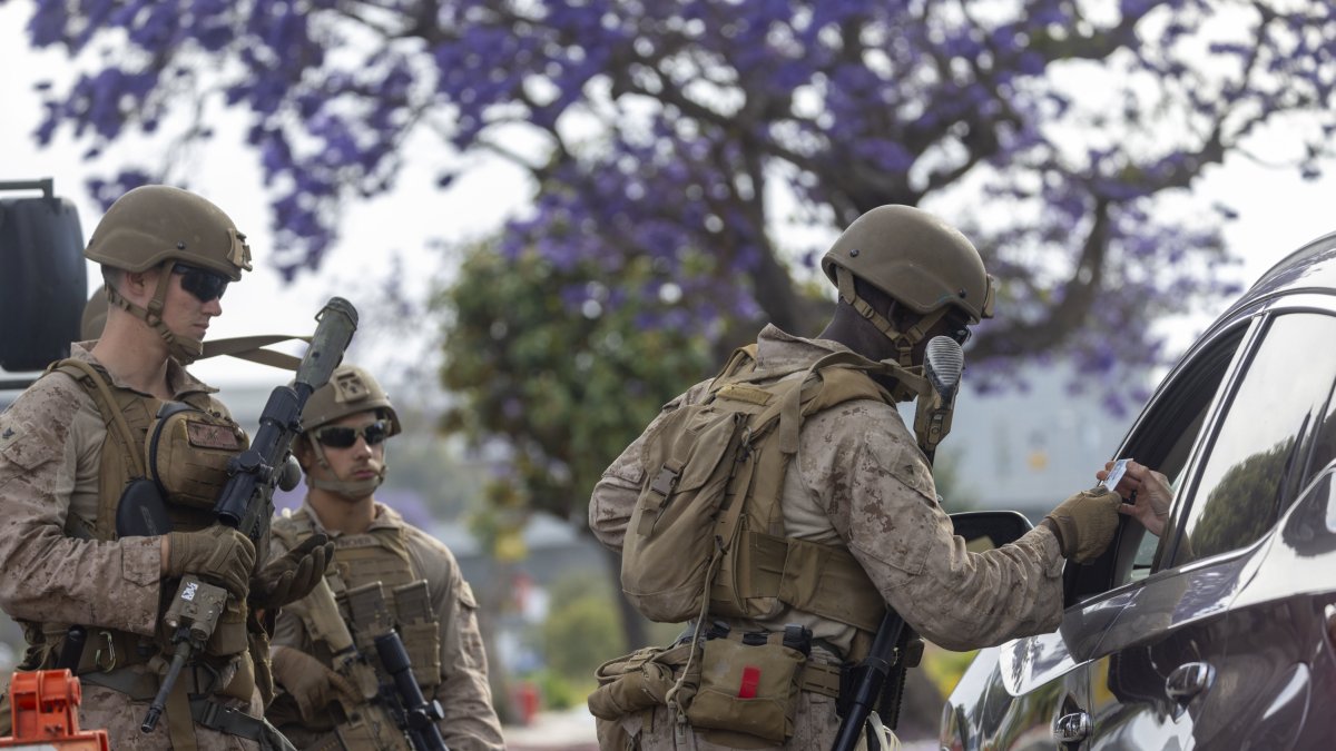 Marines protegen un edificio federal en Los Ángeles